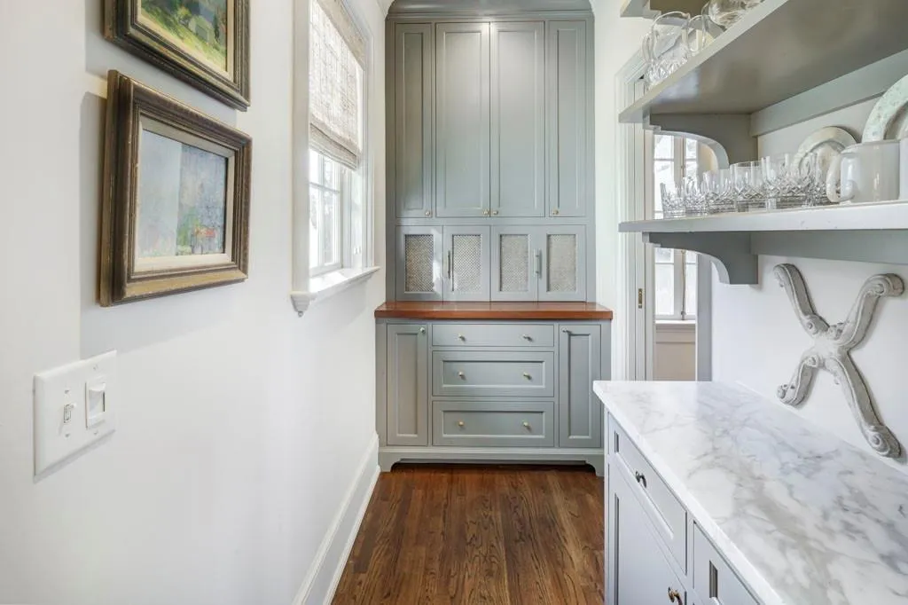 Breakfast bar/pantry