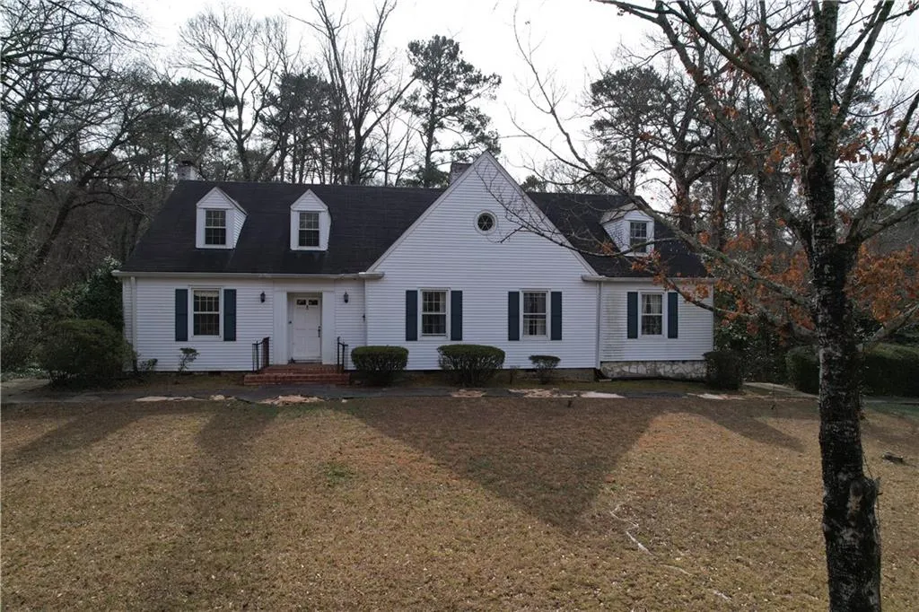 Cape cod house with a front yard