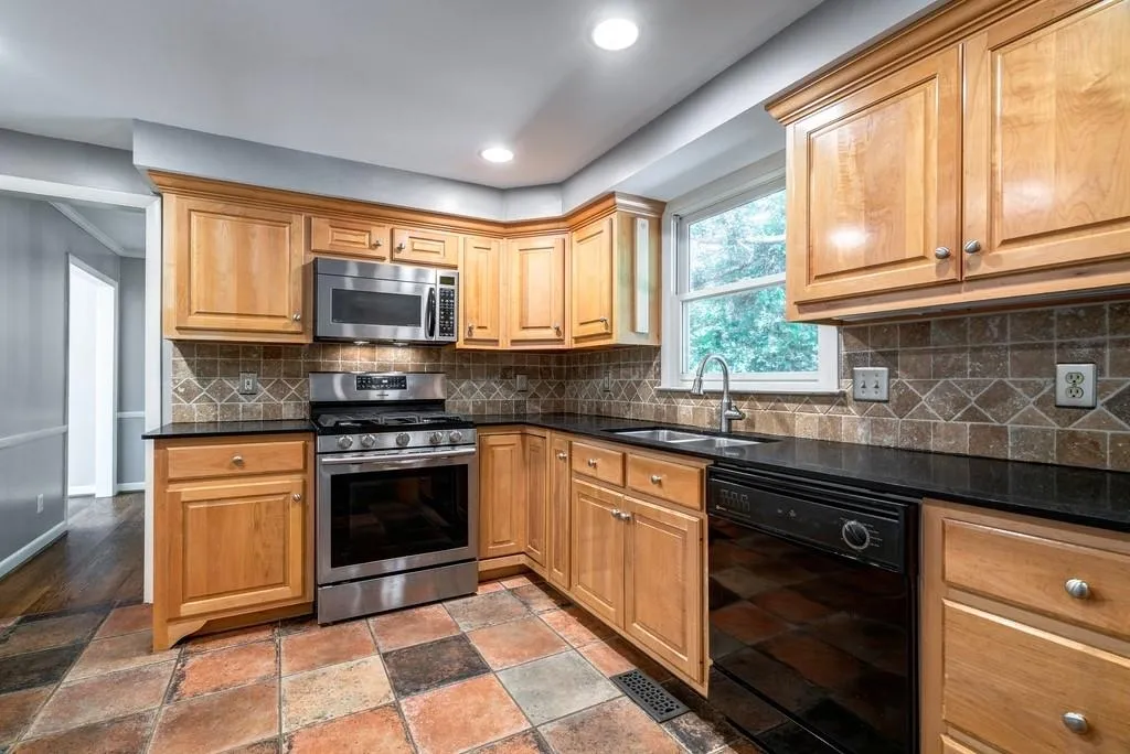 6550 Wright Road, Atlanta, Georgia 30328, 3 Bedrooms Bedrooms, ,2 BathroomsBathrooms,Residential,Sold,6550 Wright Road,6885778