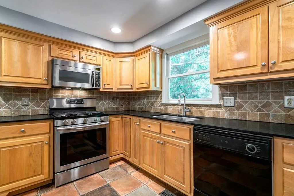 6550 Wright Road, Atlanta, Georgia 30328, 3 Bedrooms Bedrooms, ,2 BathroomsBathrooms,Residential,Sold,6550 Wright Road,6885778