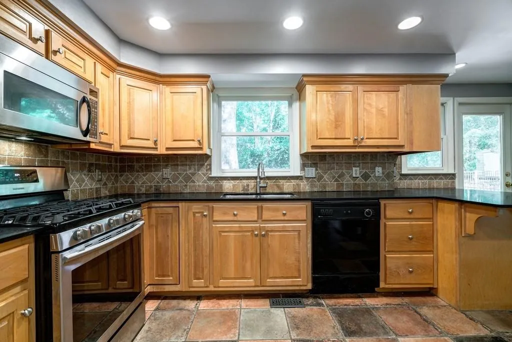 6550 Wright Road, Atlanta, Georgia 30328, 3 Bedrooms Bedrooms, ,2 BathroomsBathrooms,Residential,Sold,6550 Wright Road,6885778