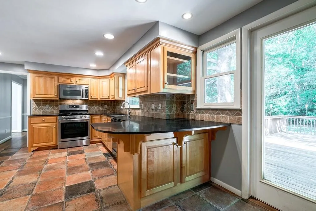 6550 Wright Road, Atlanta, Georgia 30328, 3 Bedrooms Bedrooms, ,2 BathroomsBathrooms,Residential,Sold,6550 Wright Road,6885778