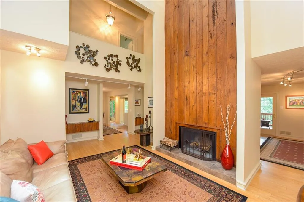 175 River Court Parkway, Sandy Springs, Georgia 30328, 4 Bedrooms Bedrooms, ,3 BathroomsBathrooms,Residential,Sold,175 River Court Parkway,5723313