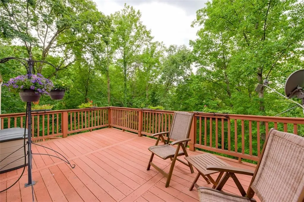 175 River Court Parkway, Sandy Springs, Georgia 30328, 4 Bedrooms Bedrooms, ,3 BathroomsBathrooms,Residential,Sold,175 River Court Parkway,5723313