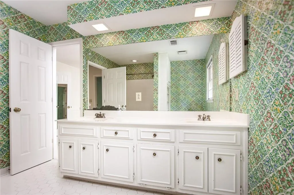 1290 Heards Ferry Road, Sandy Springs, Georgia 30328, 5 Bedrooms Bedrooms, ,4 BathroomsBathrooms,Residential,Sold,1290 Heards Ferry Road,6562690