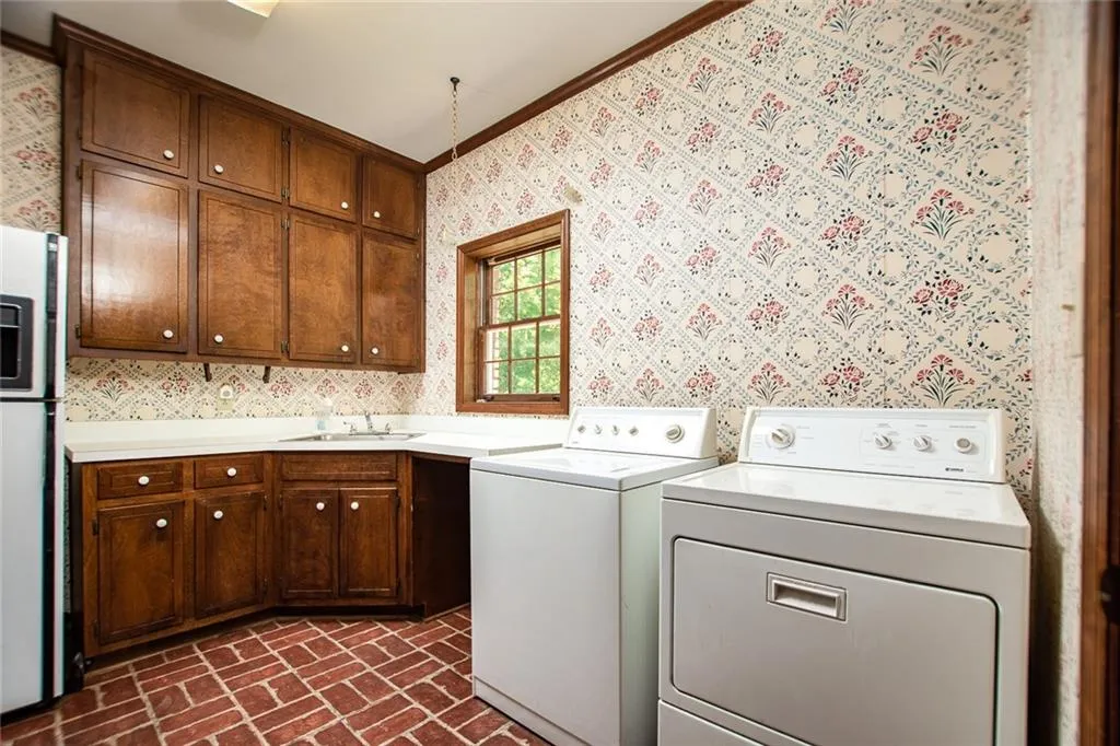 1290 Heards Ferry Road, Sandy Springs, Georgia 30328, 5 Bedrooms Bedrooms, ,4 BathroomsBathrooms,Residential,Sold,1290 Heards Ferry Road,6562690