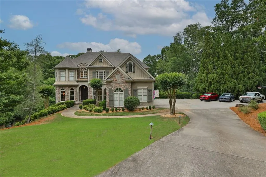 View of front of property featuring a front lawn