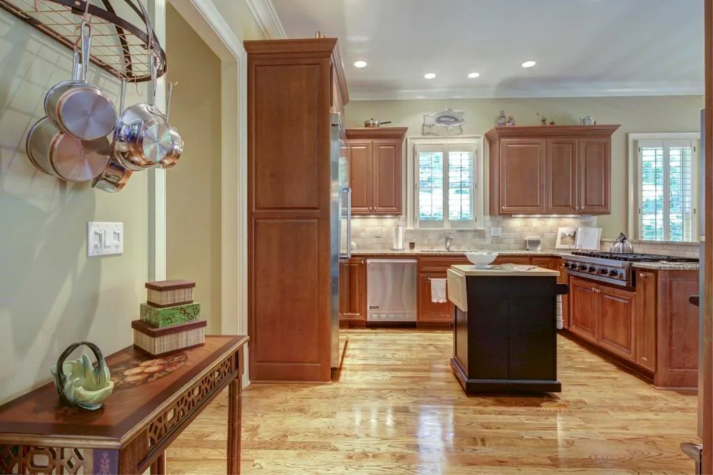 1880 Spalding Drive, Sandy Springs, Georgia 30350, 6 Bedrooms Bedrooms, ,4 BathroomsBathrooms,Residential,Sold,1880 Spalding Drive,5728382