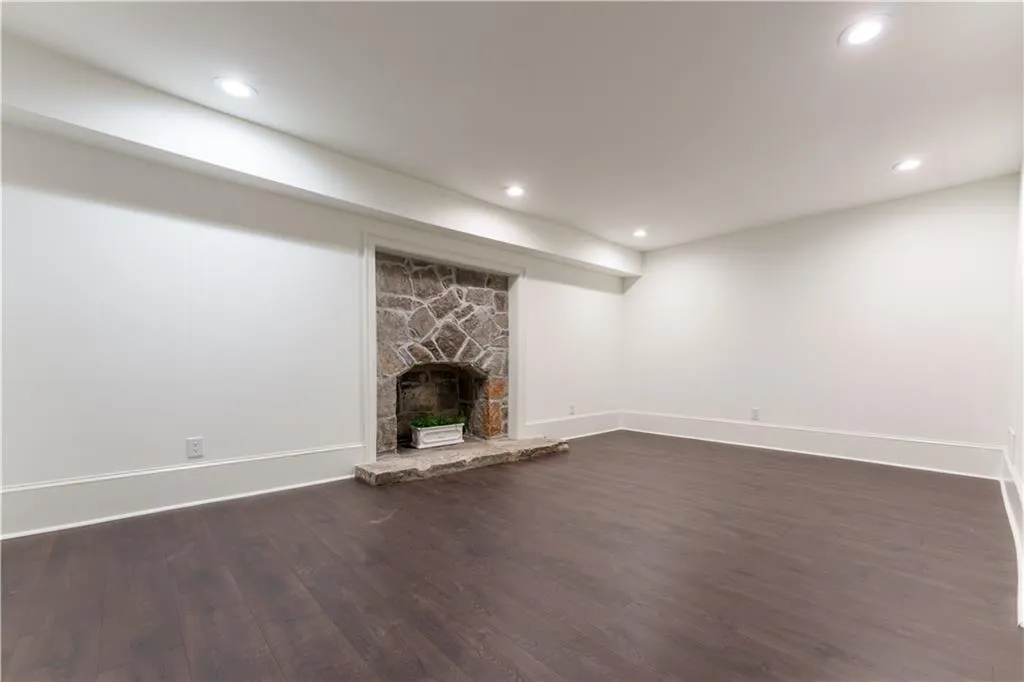 Recreation Room w/fireplace