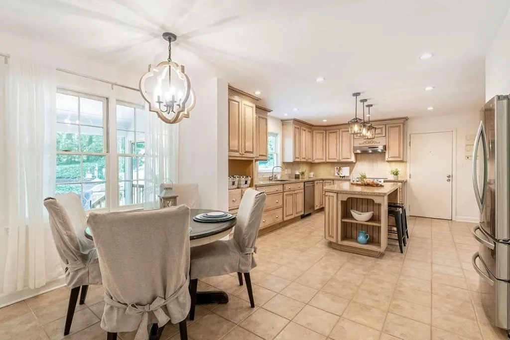 7110 Dunhill Terrace, Sandy Springs, Georgia 30328, 4 Bedrooms Bedrooms, ,3 BathroomsBathrooms,Residential,Sold,7110 Dunhill Terrace,7060877