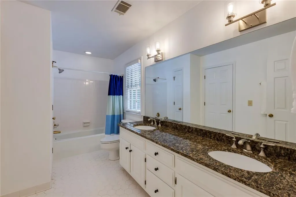 Large Jack/Jill bathroom