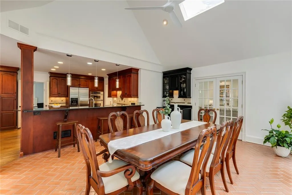 Perfect space to entertain & have large gatherings.