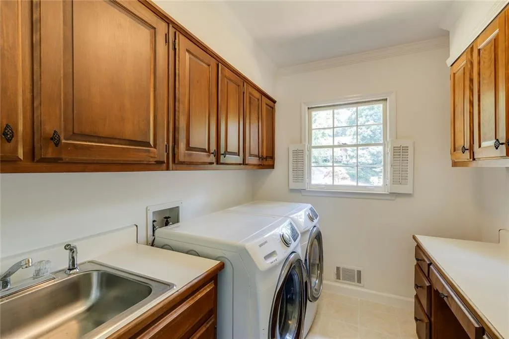 Main level laundry/mudroom