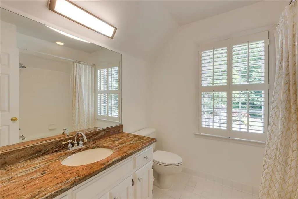 Ensuite bathroom off 4 bedroom