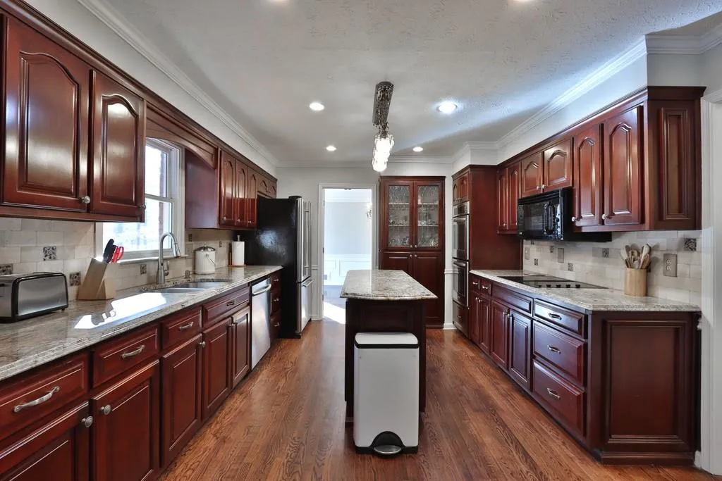 305 Skyridge Drive, Sandy Springs, Georgia 30350, 4 Bedrooms Bedrooms, ,3 BathroomsBathrooms,Residential,Sold,305 Skyridge Drive,6659820