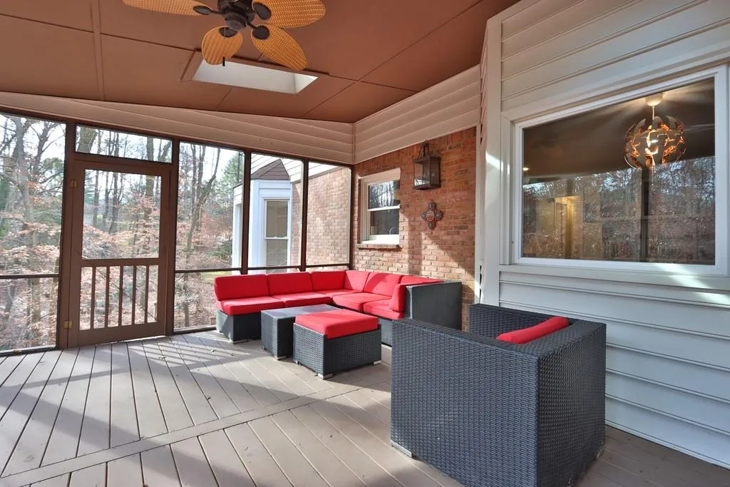 305 Skyridge Drive, Sandy Springs, Georgia 30350, 4 Bedrooms Bedrooms, ,3 BathroomsBathrooms,Residential,Sold,305 Skyridge Drive,6659820