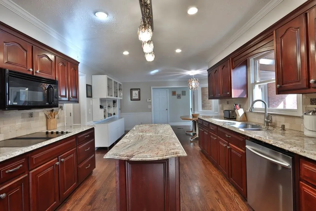 305 Skyridge Drive, Sandy Springs, Georgia 30350, 4 Bedrooms Bedrooms, ,3 BathroomsBathrooms,Residential,Sold,305 Skyridge Drive,6659820