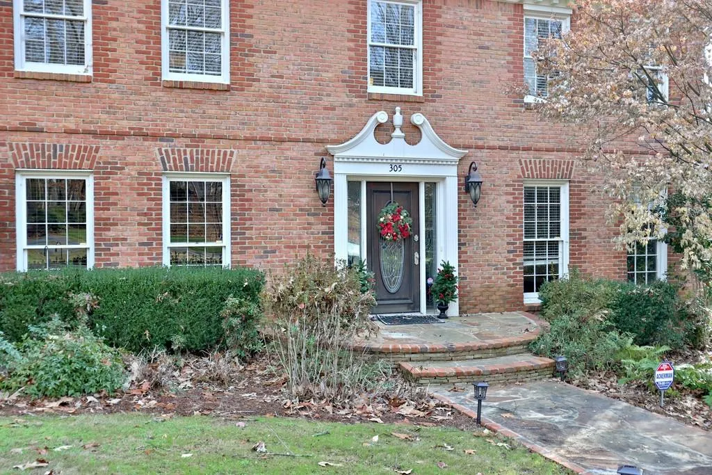 305 Skyridge Drive, Sandy Springs, Georgia 30350, 4 Bedrooms Bedrooms, ,3 BathroomsBathrooms,Residential,Sold,305 Skyridge Drive,6659820