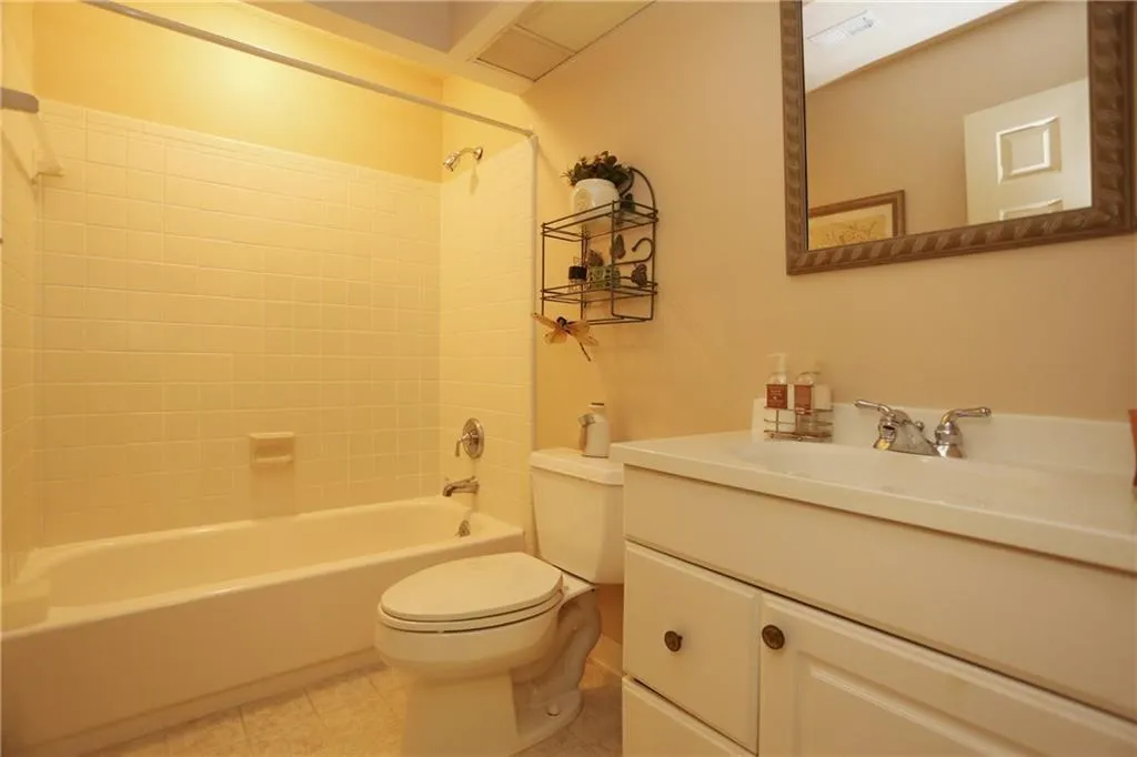 432 The North Chace Unit 432, Sandy Springs, Georgia 30328, 3 Bedrooms Bedrooms, ,2 BathroomsBathrooms,Residential,Sold,432 The North Chace Unit 432,5631448