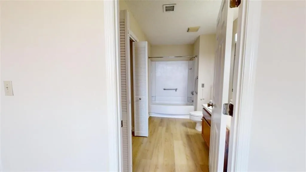 300 Johnson Ferry Road Ne Unit B1007, Sandy Springs, Georgia 30328, 1 Bedroom Bedrooms, ,1 BathroomBathrooms,Residential,Sold,300 Johnson Ferry Road Ne Unit B1007,7415968
