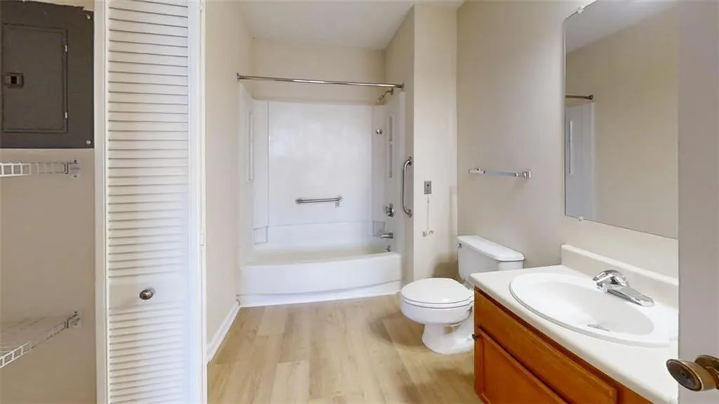 300 Johnson Ferry Road Ne Unit B1007, Sandy Springs, Georgia 30328, 1 Bedroom Bedrooms, ,1 BathroomBathrooms,Residential,Sold,300 Johnson Ferry Road Ne Unit B1007,7415968