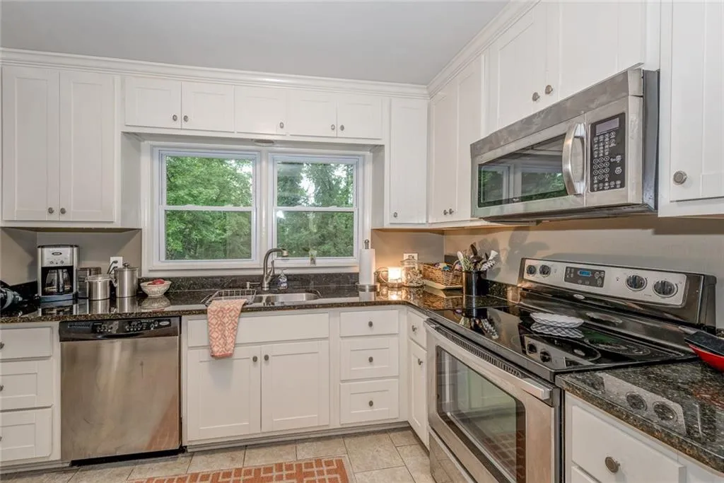 6058 Harleston Road Ne, Sandy Springs, Georgia 30328, 2 Bedrooms Bedrooms, ,1 BathroomBathrooms,Residential,Sold,6058 Harleston Road Ne,5853970