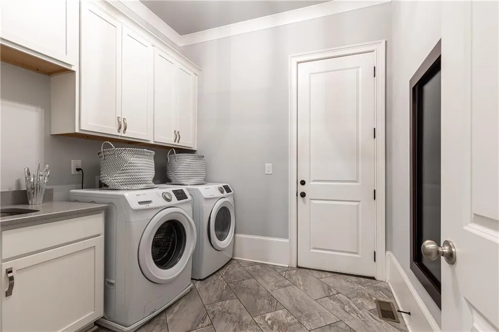 435 Belada Boulevard, Atlanta, Georgia 30342, 6 Bedrooms Bedrooms, ,5 BathroomsBathrooms,Residential,Sold,435 Belada Boulevard,7197848