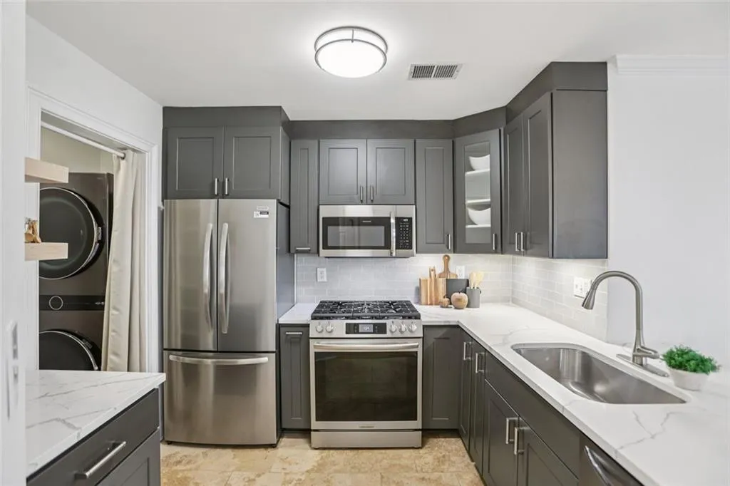 209 14th Street Ne Unit 105, Atlanta, Georgia 30309, 2 Bedrooms Bedrooms, ,2 BathroomsBathrooms,Residential,For Sale,209 14th Street Ne Unit 105,7643704