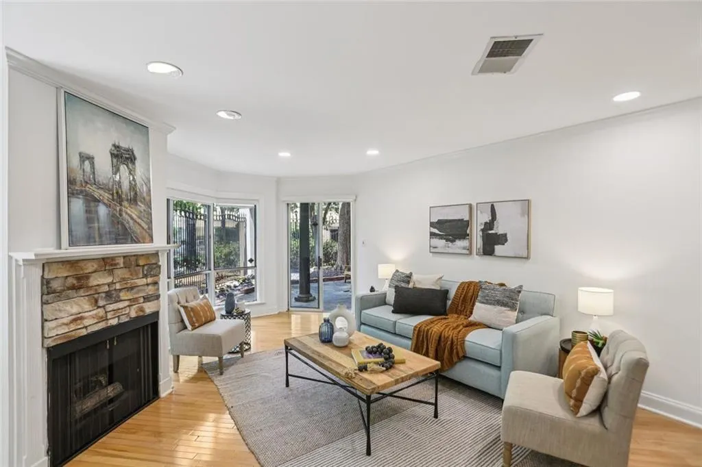 209 14th Street Ne Unit 105, Atlanta, Georgia 30309, 2 Bedrooms Bedrooms, ,2 BathroomsBathrooms,Residential,For Sale,209 14th Street Ne Unit 105,7643704