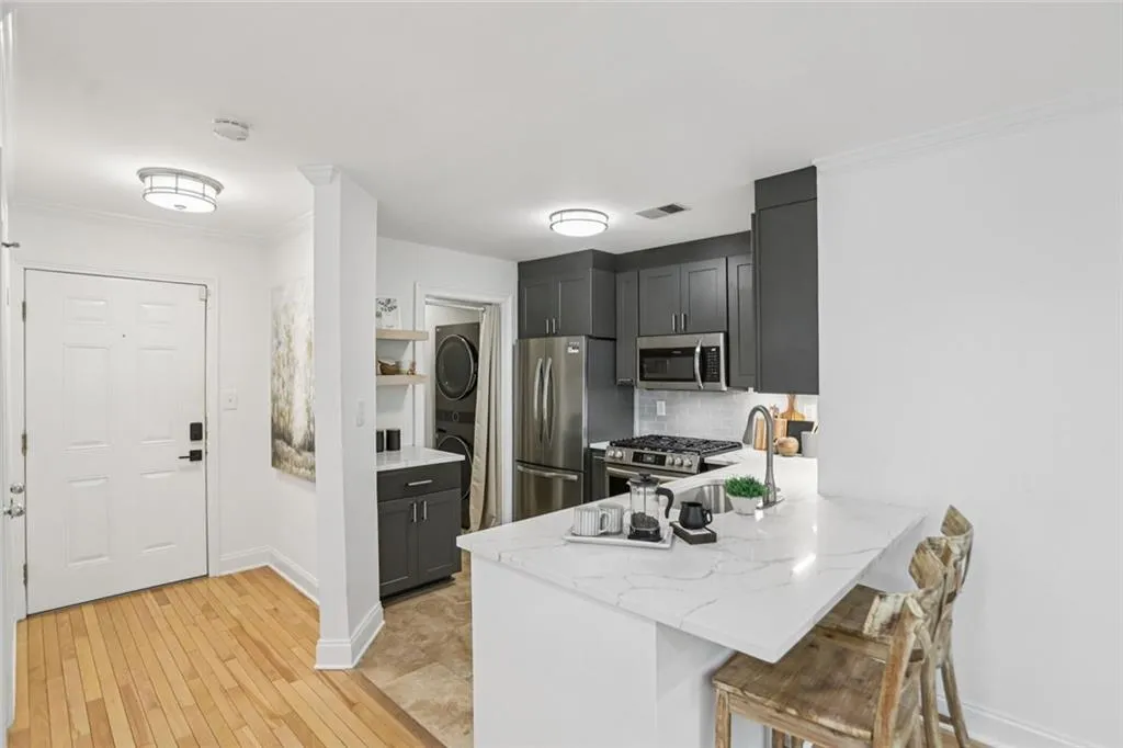 209 14th Street Ne Unit 105, Atlanta, Georgia 30309, 2 Bedrooms Bedrooms, ,2 BathroomsBathrooms,Residential,For Sale,209 14th Street Ne Unit 105,7643704