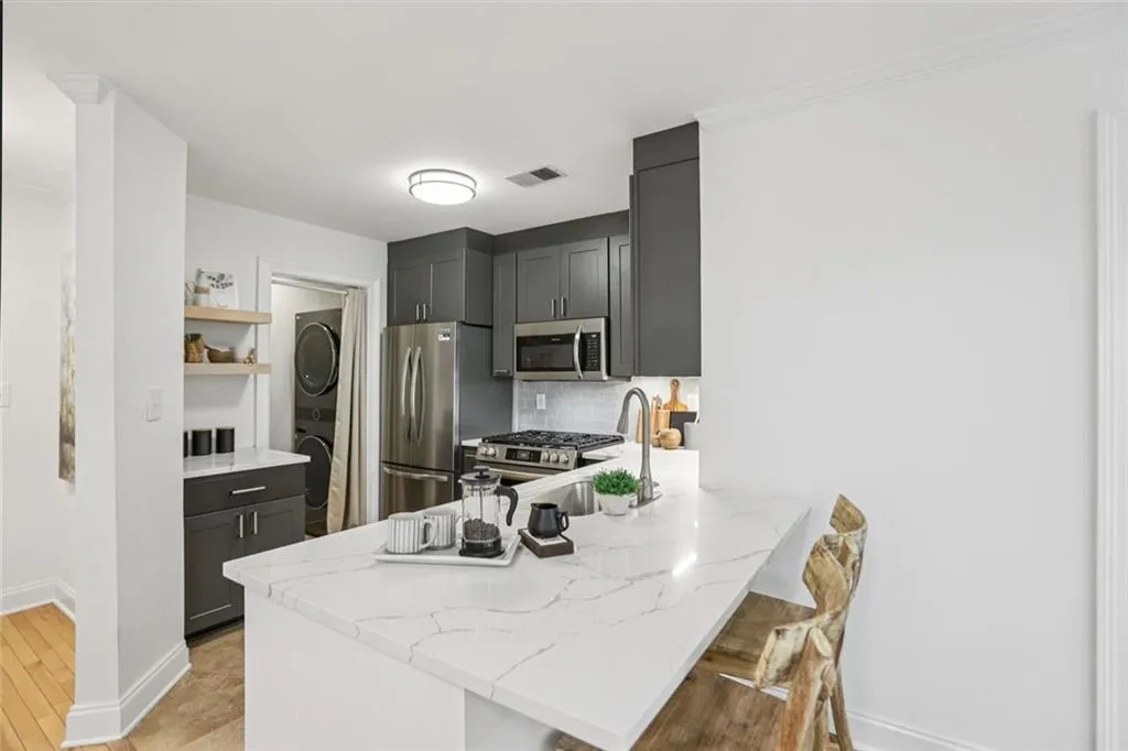 209 14th Street Ne Unit 105, Atlanta, Georgia 30309, 2 Bedrooms Bedrooms, ,2 BathroomsBathrooms,Residential,For Sale,209 14th Street Ne Unit 105,7643704