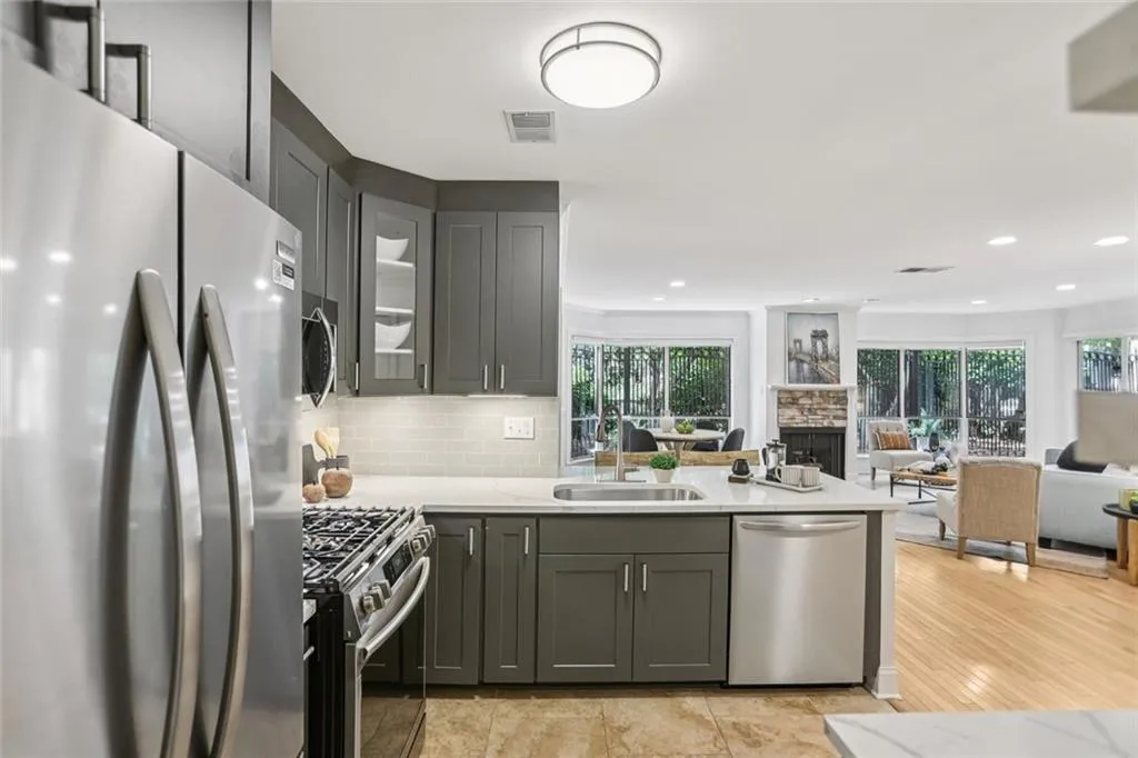 209 14th Street Ne Unit 105, Atlanta, Georgia 30309, 2 Bedrooms Bedrooms, ,2 BathroomsBathrooms,Residential,For Sale,209 14th Street Ne Unit 105,7643704