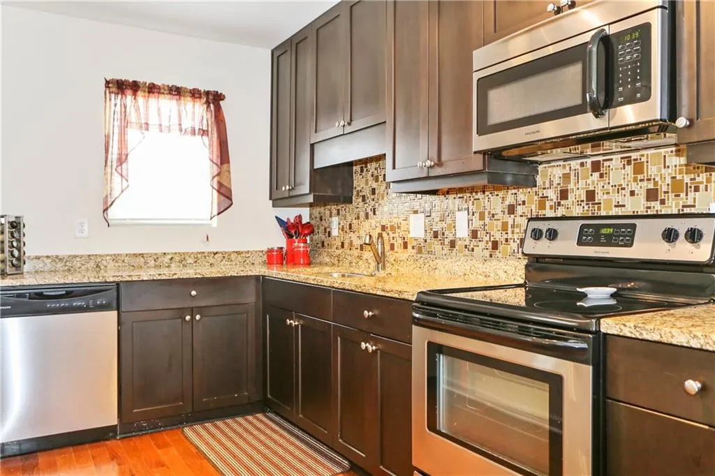 215 Winding River Drive Unit D, Sandy Springs, Georgia 30350, 2 Bedrooms Bedrooms, ,2 BathroomsBathrooms,Residential,Sold,215 Winding River Drive Unit D,6511609