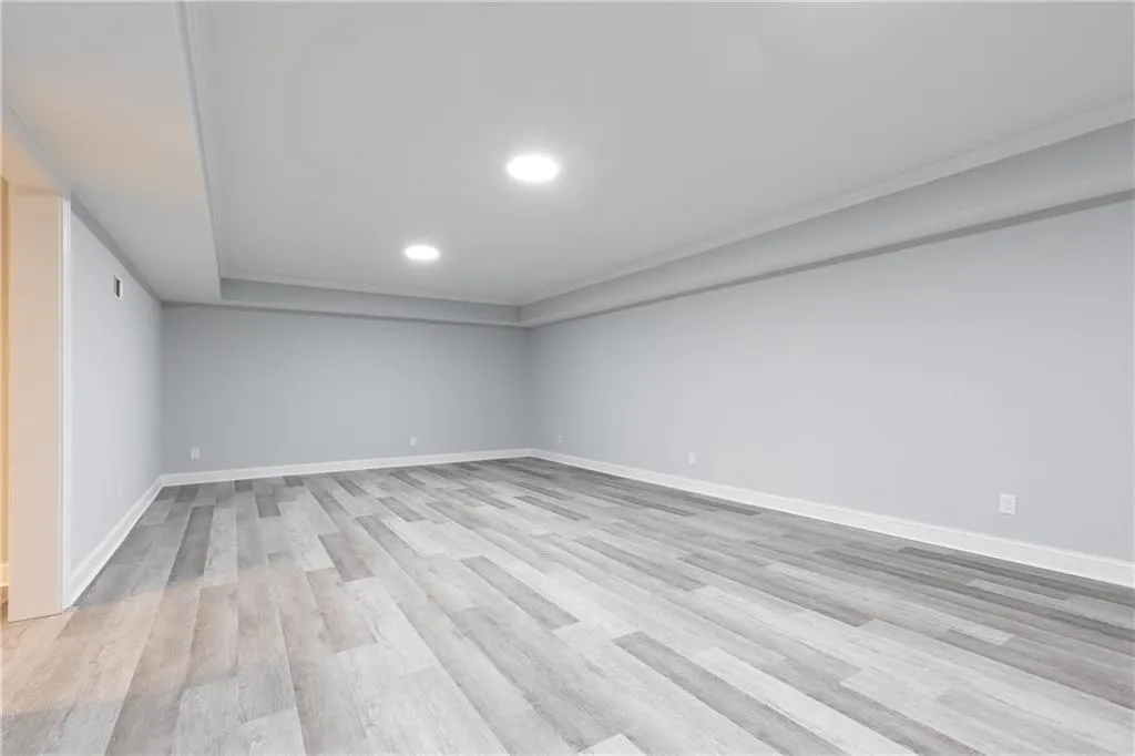 Huge bonus room may be used as a media room, game room.