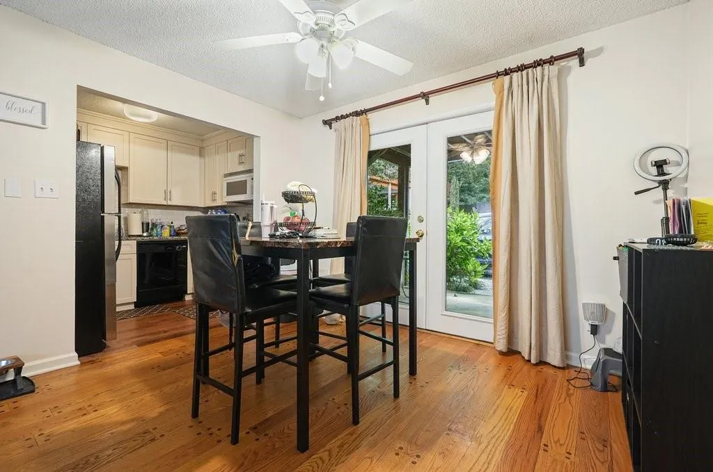 Dining area and view to the kitchen