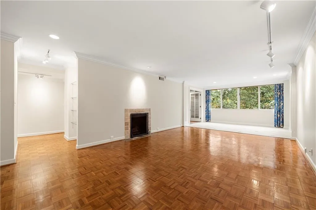 2734 Peachtree Road Nw Unit C-404, Atlanta, Georgia 30305, 2 Bedrooms Bedrooms, ,2 BathroomsBathrooms,Residential,For Sale,2734 Peachtree Road Nw Unit C-404,7666043