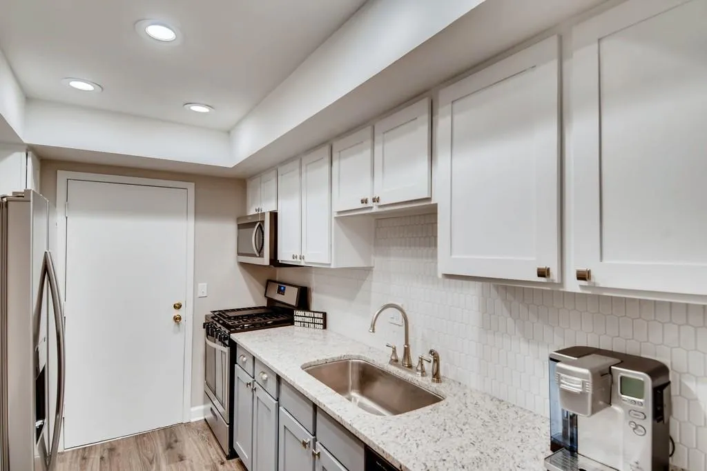 6851 Roswell Road Unit F-30, Sandy Springs, Georgia 30328, 2 Bedrooms Bedrooms, ,2 BathroomsBathrooms,Residential,Sold,6851 Roswell Road Unit F-30,6570052