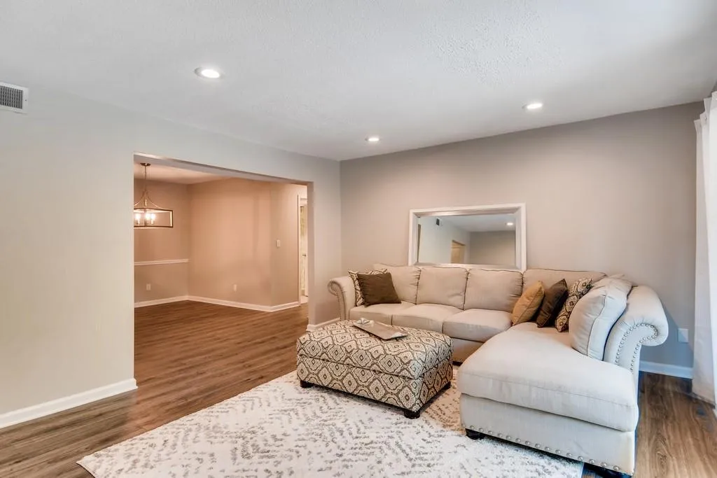 6851 Roswell Road Unit F-30, Sandy Springs, Georgia 30328, 2 Bedrooms Bedrooms, ,2 BathroomsBathrooms,Residential,Sold,6851 Roswell Road Unit F-30,6570052
