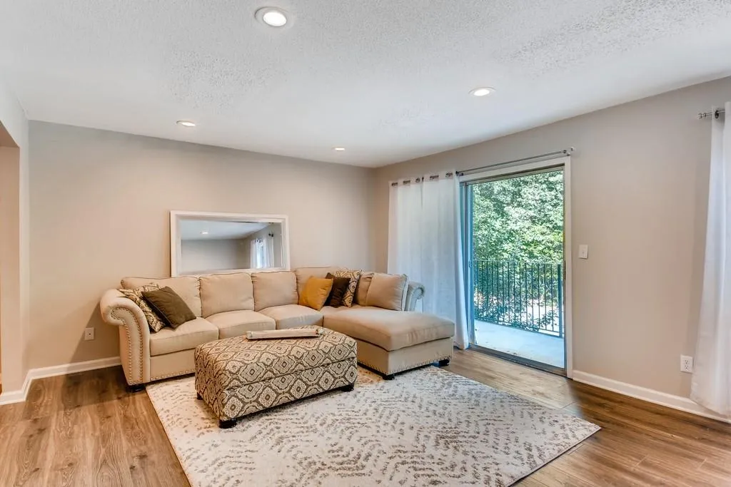 6851 Roswell Road Unit F-30, Sandy Springs, Georgia 30328, 2 Bedrooms Bedrooms, ,2 BathroomsBathrooms,Residential,Sold,6851 Roswell Road Unit F-30,6570052