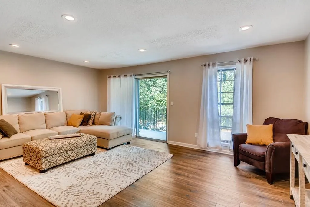 6851 Roswell Road Unit F-30, Sandy Springs, Georgia 30328, 2 Bedrooms Bedrooms, ,2 BathroomsBathrooms,Residential,Sold,6851 Roswell Road Unit F-30,6570052