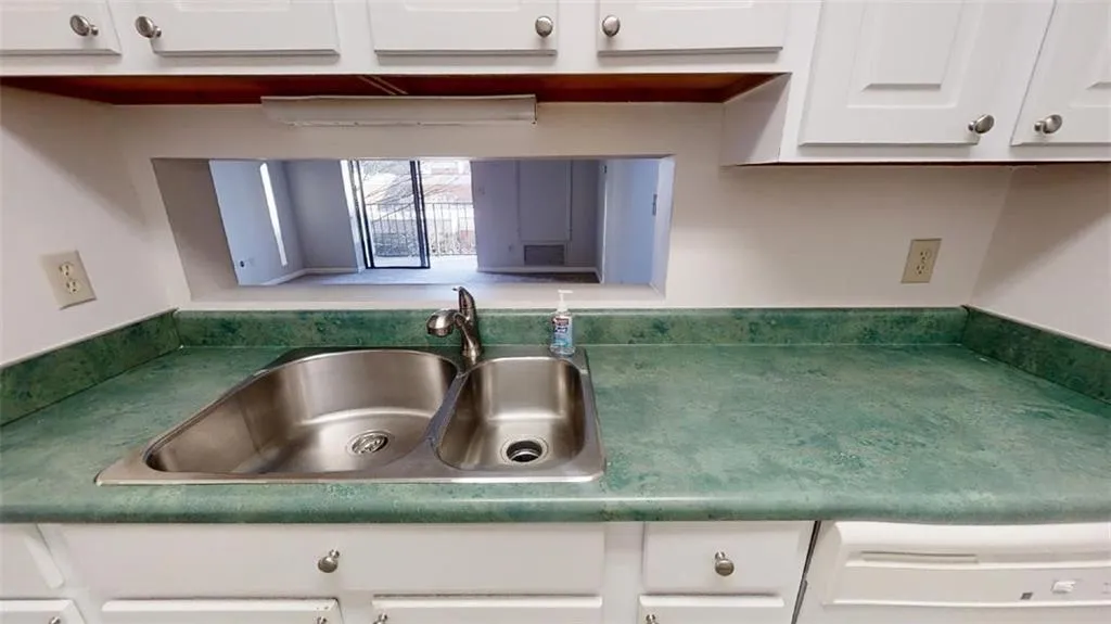 300 Johnson Ferry Road Ne Unit B302, Sandy Springs, Georgia 30328, 1 Bedroom Bedrooms, ,1 BathroomBathrooms,Residential,Sold,300 Johnson Ferry Road Ne Unit B302,7002808