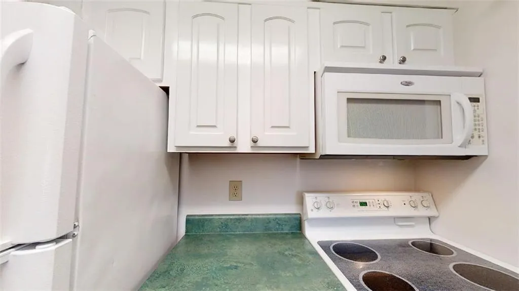 300 Johnson Ferry Road Ne Unit B302, Sandy Springs, Georgia 30328, 1 Bedroom Bedrooms, ,1 BathroomBathrooms,Residential,Sold,300 Johnson Ferry Road Ne Unit B302,7002808