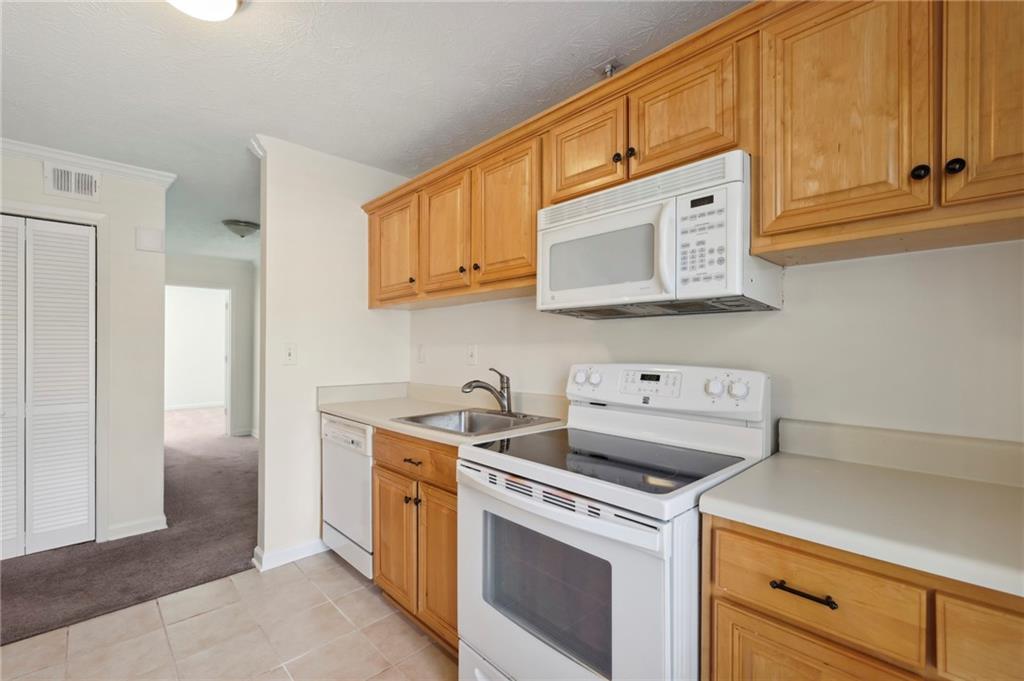 1004 Woodcliff Drive, Sandy Springs, Georgia 30350, 2 Bedrooms Bedrooms, ,2 BathroomsBathrooms,Residential,Sold,1004 Woodcliff Drive,7319125