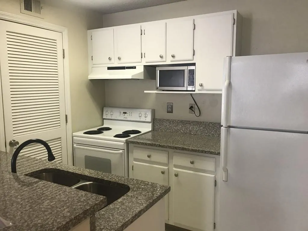 408 Granville Court, Sandy Springs, Georgia 30328, 1 Bedroom Bedrooms, ,1 BathroomBathrooms,Residential,Sold,408 Granville Court,6530484