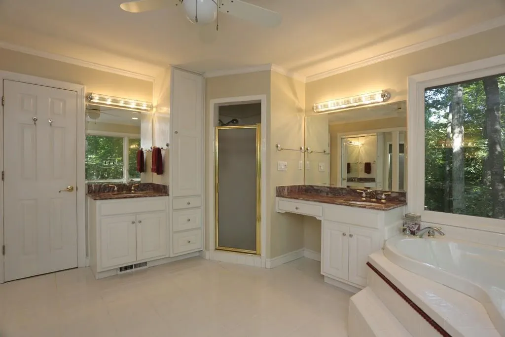 135 Nesbit Ferry Place, Sandy Springs, Georgia 30350, 4 Bedrooms Bedrooms, ,3 BathroomsBathrooms,Residential,Sold,135 Nesbit Ferry Place,5752045