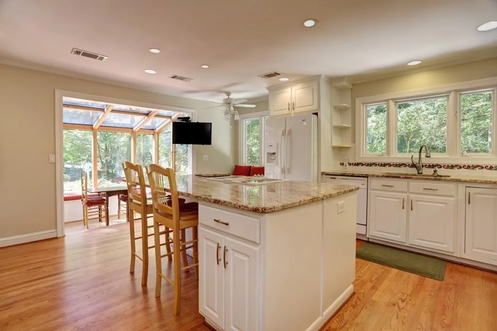 135 Nesbit Ferry Place, Sandy Springs, Georgia 30350, 4 Bedrooms Bedrooms, ,3 BathroomsBathrooms,Residential,Sold,135 Nesbit Ferry Place,5752045