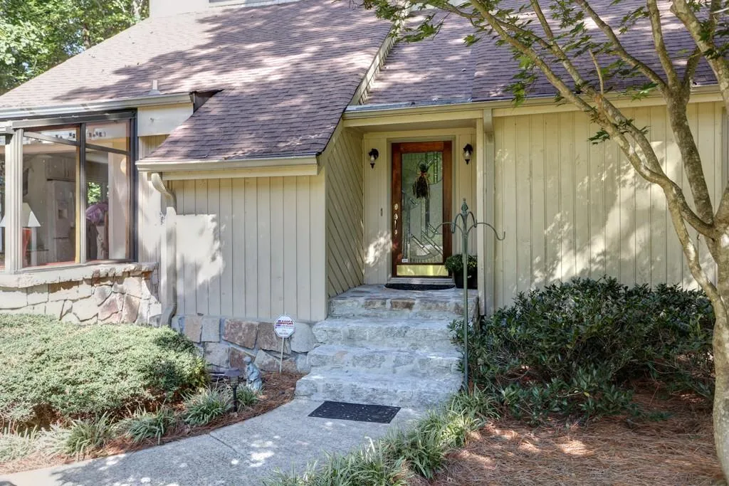 135 Nesbit Ferry Place, Sandy Springs, Georgia 30350, 4 Bedrooms Bedrooms, ,3 BathroomsBathrooms,Residential,Sold,135 Nesbit Ferry Place,5752045
