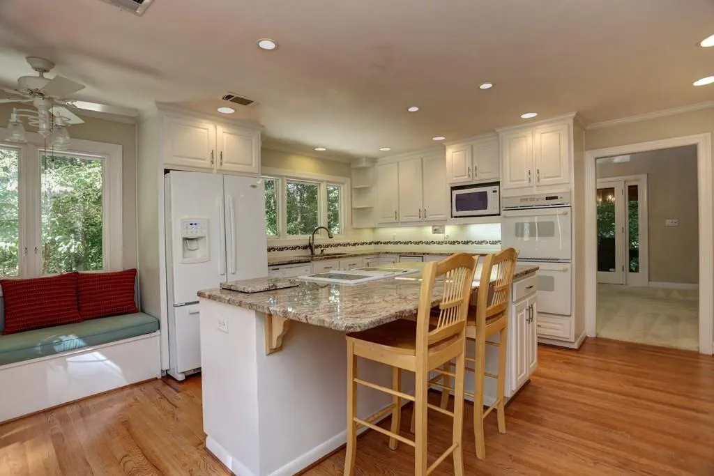 135 Nesbit Ferry Place, Sandy Springs, Georgia 30350, 4 Bedrooms Bedrooms, ,3 BathroomsBathrooms,Residential,Sold,135 Nesbit Ferry Place,5752045