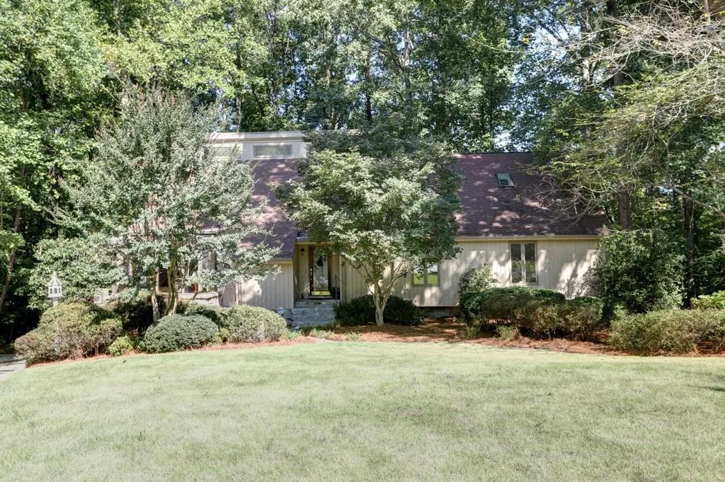 135 Nesbit Ferry Place, Sandy Springs, Georgia 30350, 4 Bedrooms Bedrooms, ,3 BathroomsBathrooms,Residential,Sold,135 Nesbit Ferry Place,5752045