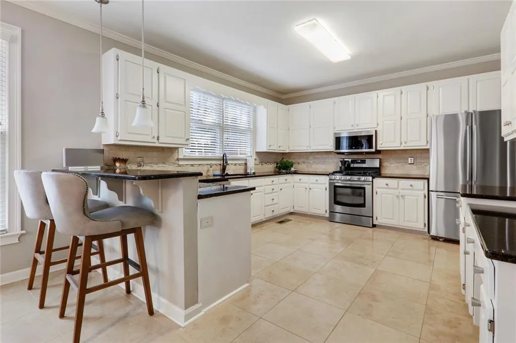 7155 Roswell Road Unit 15, Atlanta, Georgia 30328, 4 Bedrooms Bedrooms, ,3 BathroomsBathrooms,Residential,Sold,7155 Roswell Road Unit 15,6687169